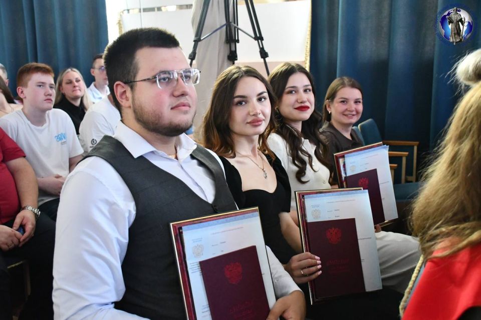 4 года назад – выпускники школ, а сегодня – уже взрослые и успешные молодые специалисты 4 года назад – выпускники школ, а сегодня – уже взрослые и успешные молодые специалисты