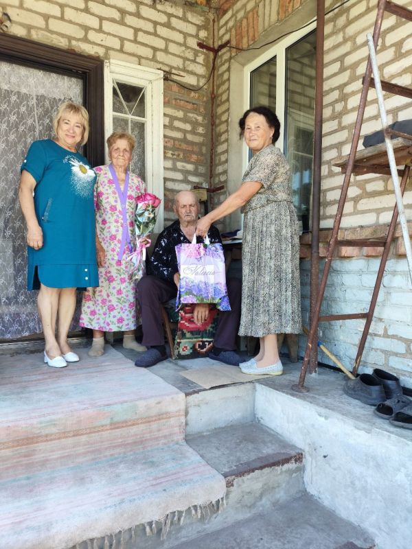 В рамках партпроекта «Здоровое будущее» в Станично-Луганском МО состоялось трогательное поздравление с Днём семьи, любви и верности В рамках партпроекта «Здоровое будущее» в Станично-Луганском МО состоялось трогательное поздравление с Днём семьи, любви и верности