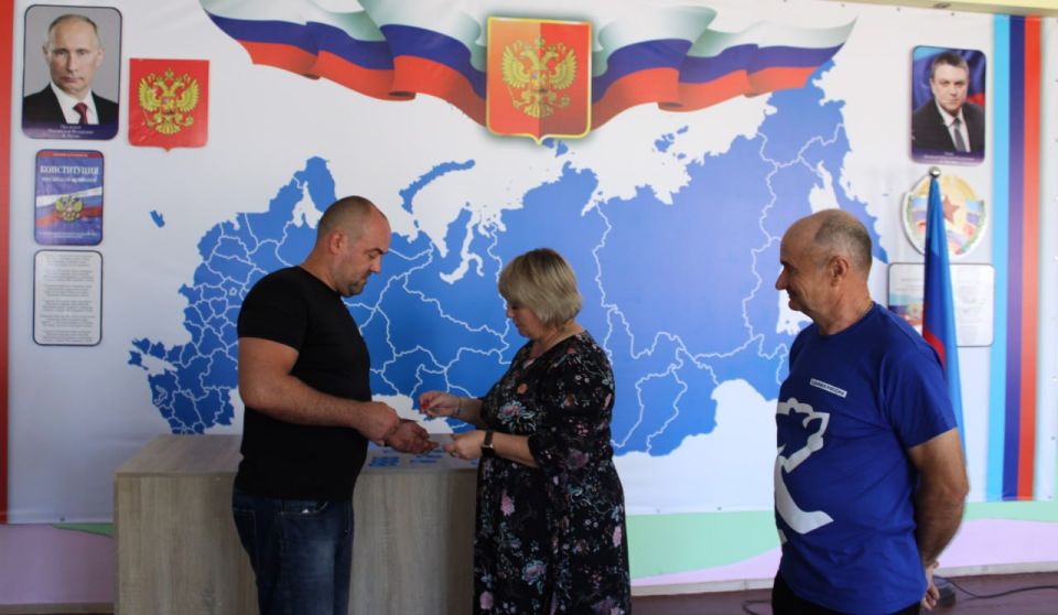 Вручение партийных билетов членам партии «Единая Россия» Вручение партийных билетов членам партии «Единая Россия»