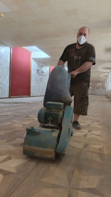 Во Дворце культуры имени Горького кипит работа! Сегодня на втором этаже был начат этап шлифовки и покраски паркета «Антрисоль» на балконе второго этажа Во Дворце культуры имени Горького кипит работа! Сегодня на втором этаже был начат этап шлифовки и покраски паркета «Антрисоль» на балконе второго этажа