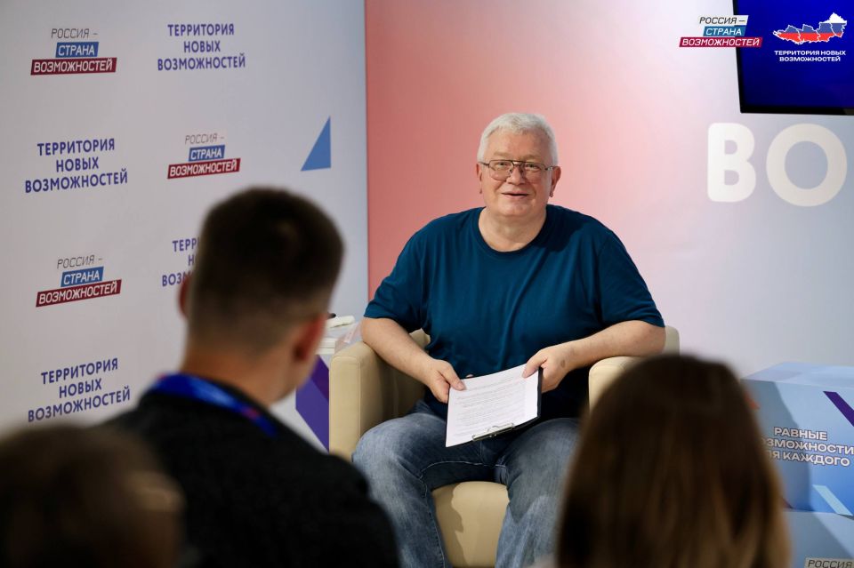 В Луганске провели лекцию для будущих журналистов и специалистов СМИ региона В Луганске провели лекцию для будущих журналистов и специалистов СМИ региона