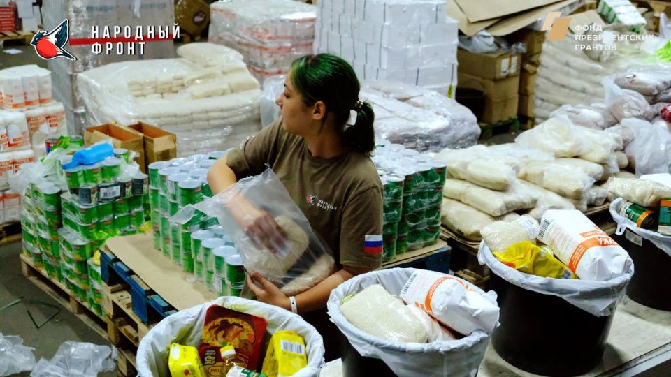 Молодежка Народного фронта активно продолжает свою работу на гуманитарном складе! Молодежка Народного фронта активно продолжает свою работу на гуманитарном складе!