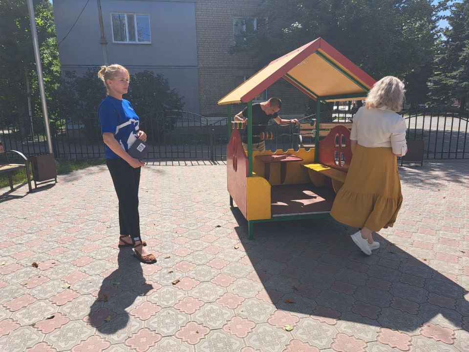 Свердловские единороссы продолжают оценивать безопасность детских площадок Свердловские единороссы продолжают оценивать безопасность детских площадок