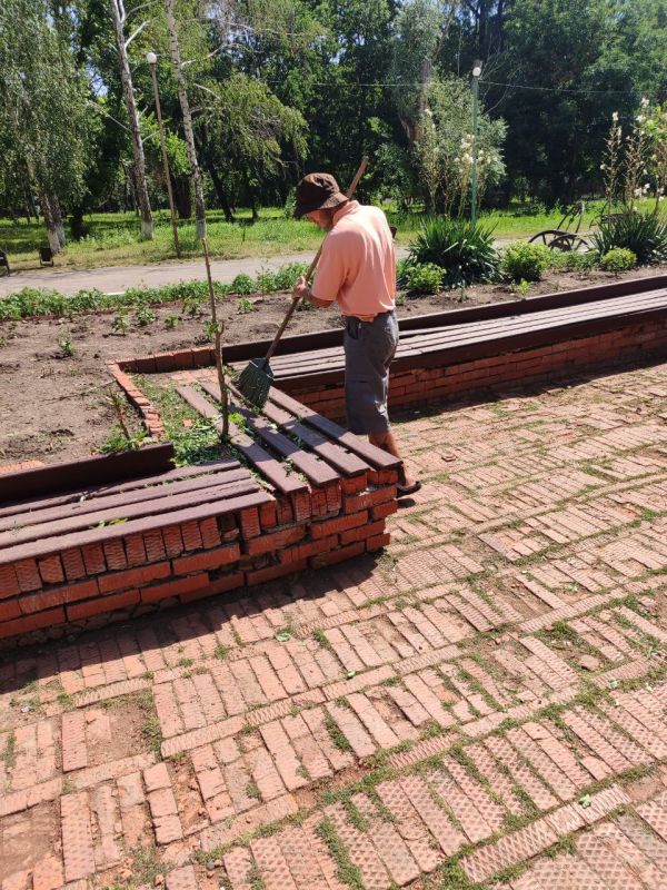 Для поддержки эстетического вида и чистоты в Парке культуры и отдыха проводятся ежедневные Для поддержки эстетического вида и чистоты в Парке культуры и отдыха проводятся ежедневные