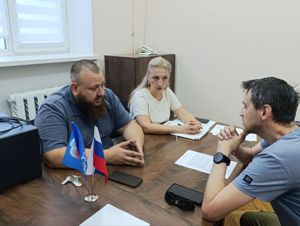 Иван Санаев: Сегодня в Краснодоне провёл прием граждан совместно с заместителем председателя Совета Краснодонского м.о. Анной Китаевой. Обращения, поступившие сегодня, касались льгот, положенных социально незащищённым... Иван Санаев: Сегодня в Краснодоне провёл прием граждан совместно с заместителем председателя Совета Краснодонского м.о. Анной Китаевой. Обращения, поступившие сегодня, касались льгот, положенных социально незащищённым...