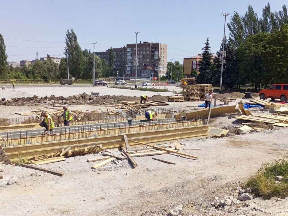 Дневник реконструкции. Продолжается масштабная реновация центра города Алчевска – площади Советская Дневник реконструкции. Продолжается масштабная реновация центра города Алчевска – площади Советская