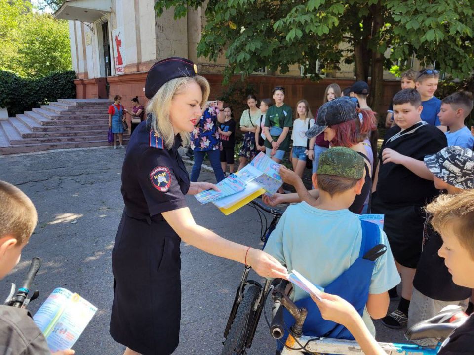 ВНИМАНИЕ, дети: в Алчевске сотрудники ГИБДД провели профилактические беседы с юными велосипедистами и их родителями в Алчевской средней школе № 15 ВНИМАНИЕ, дети: в Алчевске сотрудники ГИБДД провели профилактические беседы с юными велосипедистами и их родителями в Алчевской средней школе № 15