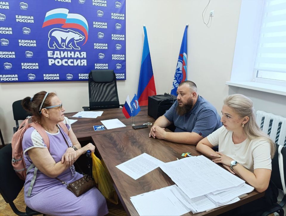 Иван Санаев: Сегодня в Краснодоне провёл прием граждан совместно с заместителем председателя Совета Краснодонского м.о. Анной Китаевой. Обращения, поступившие сегодня, касались льгот, положенных социально незащищённым... Иван Санаев: Сегодня в Краснодоне провёл прием граждан совместно с заместителем председателя Совета Краснодонского м.о. Анной Китаевой. Обращения, поступившие сегодня, касались льгот, положенных социально незащищённым...