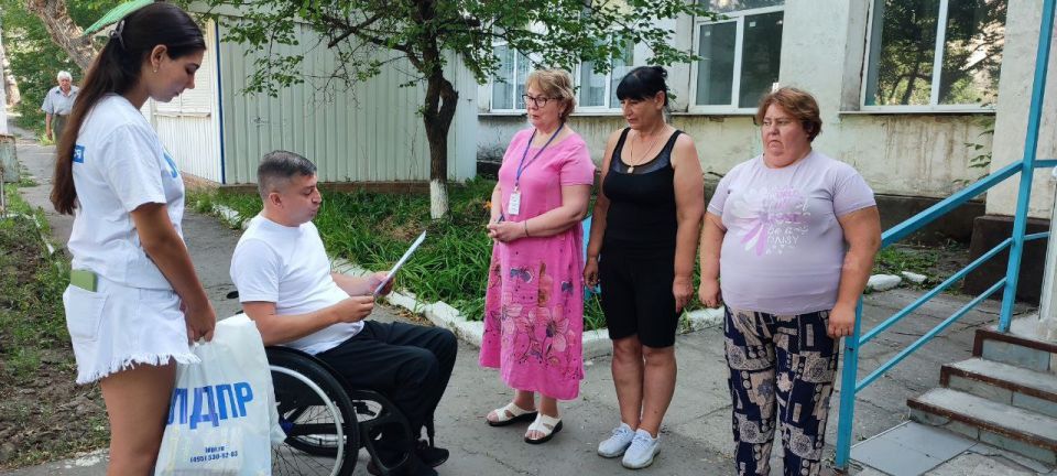 Сегодня, в честь приближающегося Дня Почты России, ЛДПР и РОО "Союз инвалидов Луганщины" провели торжественное мероприятие, посвященное работникам ОПС Красный Луч (город Красный Луч, индекс 294520) Сегодня, в честь приближающегося Дня Почты России, ЛДПР и РОО "Союз инвалидов Луганщины" провели торжественное мероприятие, посвященное работникам ОПС Красный Луч (город Красный Луч, индекс 294520)