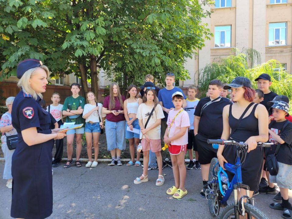 ВНИМАНИЕ, дети: в Алчевске сотрудники ГИБДД провели профилактические беседы с юными велосипедистами и их родителями в Алчевской средней школе № 15 ВНИМАНИЕ, дети: в Алчевске сотрудники ГИБДД провели профилактические беседы с юными велосипедистами и их родителями в Алчевской средней школе № 15