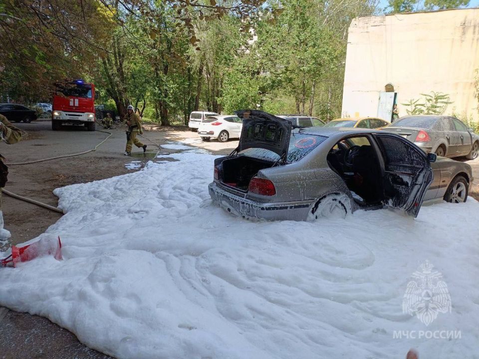Спасатели МЧС России оперативно потушили горящий автомобиль в Луганске Спасатели МЧС России оперативно потушили горящий автомобиль в Луганске