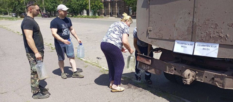 В Алчевске продолжается подвоз воды в микрорайоны города В Алчевске продолжается подвоз воды в микрорайоны города