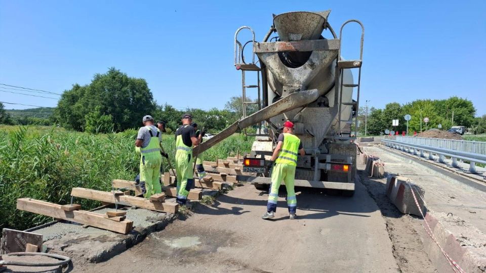 Заливку и обустройство уширения тротуаров проводят на мосту через р. Деркул Заливку и обустройство уширения тротуаров проводят на мосту через р. Деркул
