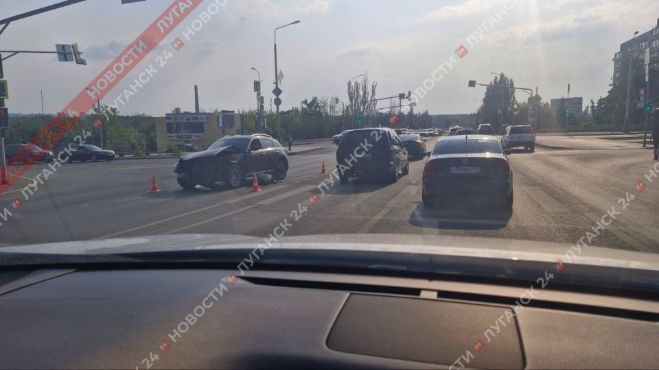 Крупное ДТП на перекрестке у магазина «СТАРТ» в Луганске Крупное ДТП на перекрестке у магазина «СТАРТ» в Луганске