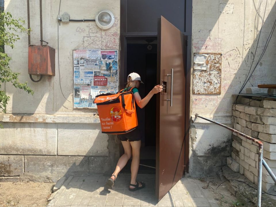 Волонтерский отряд учеников школ города Рубежное совместно с добровольцами «Пищи Жизни» оказывают помощь нуждающимся Волонтерский отряд учеников школ города Рубежное совместно с добровольцами «Пищи Жизни» оказывают помощь нуждающимся