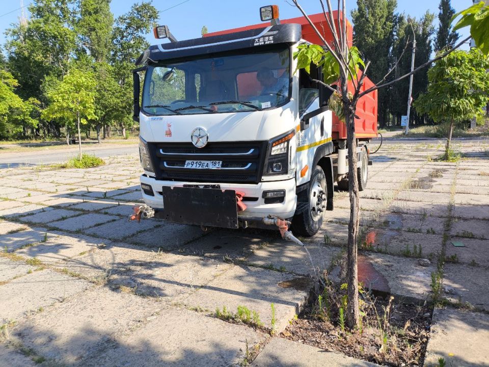 Сотрудники МУП "ДЭП города Рубежное" регулярно проводят работы по поливу зеленых насаждений Сотрудники МУП "ДЭП города Рубежное" регулярно проводят работы по поливу зеленых насаждений