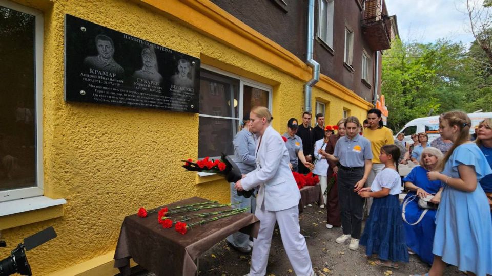 Церемония открытия мемориальной доски в память о погибших волонтерах организации «Пища Жизни. Донбасс» прошла в Алчевске Церемония открытия мемориальной доски в память о погибших волонтерах организации «Пища Жизни. Донбасс» прошла в Алчевске