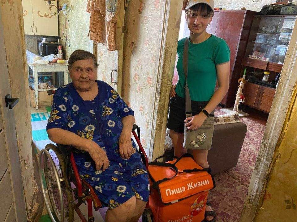 Волонтерский отряд учеников школ города Рубежное совместно с добровольцами «Пищи Жизни» оказывают помощь нуждающимся Волонтерский отряд учеников школ города Рубежное совместно с добровольцами «Пищи Жизни» оказывают помощь нуждающимся