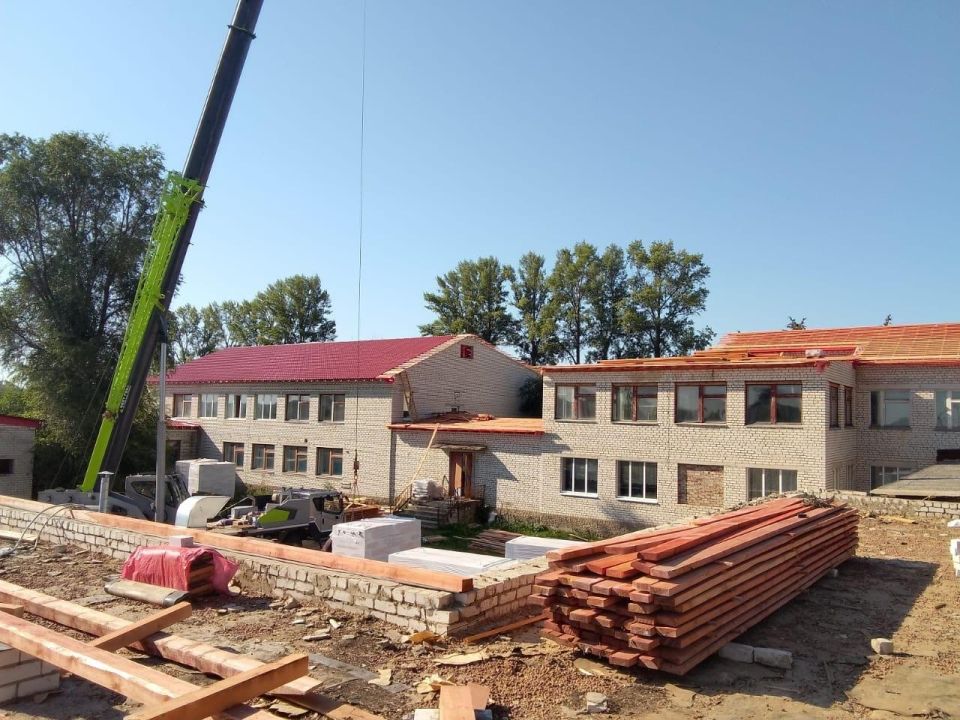 Воронежские строители продолжают ремонт крыши Газопроводской школы Воронежские строители продолжают ремонт крыши Газопроводской школы