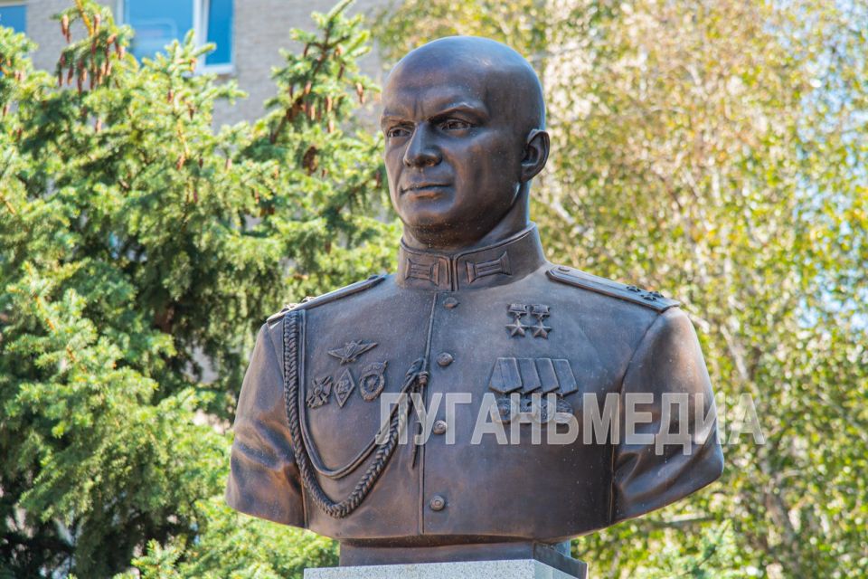 В Луганске открыли сквер и памятник, посвященный Герою России Иванову В Луганске открыли сквер и памятник, посвященный Герою России Иванову