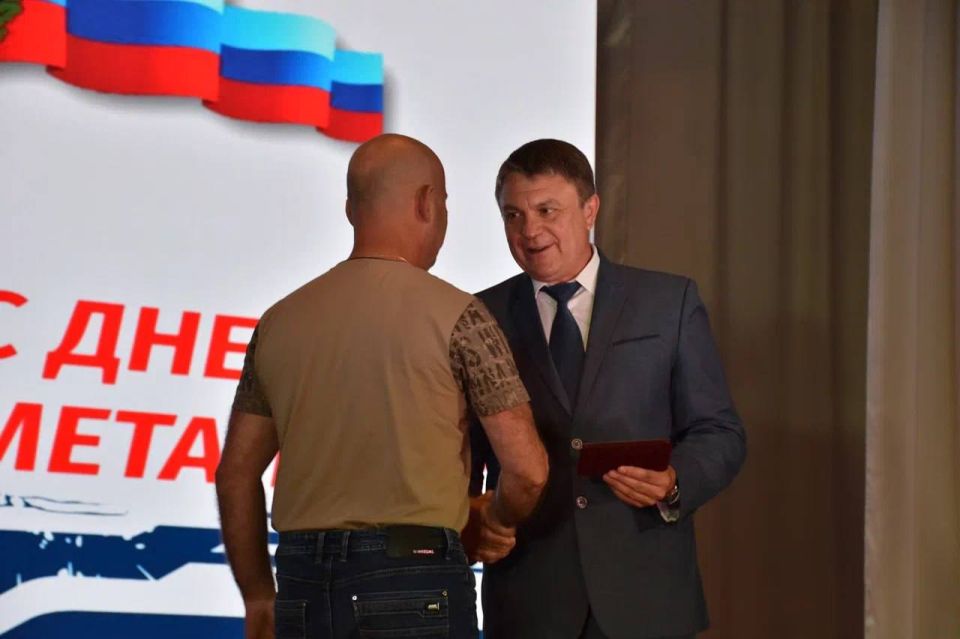 Леонид Пасечник: Накануне Дня металлурга приехал в Алчевск, чтобы поздравить с профессиональным праздником работников Алчевского меткомбината ООО «Южный горно-металлургический комплекс» Леонид Пасечник: Накануне Дня металлурга приехал в Алчевск, чтобы поздравить с профессиональным праздником работников Алчевского меткомбината ООО «Южный горно-металлургический комплекс»