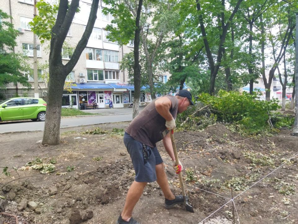 Ровеньках продолжаются работы по благоустройству аллеи по улице Ленина Ровеньках продолжаются работы по благоустройству аллеи по улице Ленина