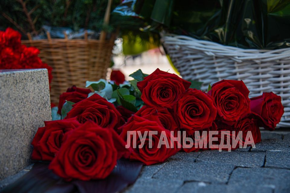 В Луганске открыли сквер и памятник, посвященный Герою России Иванову В Луганске открыли сквер и памятник, посвященный Герою России Иванову
