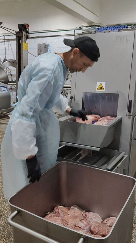Министр экономического развития ЛНР посетила аргопредприятие "Агросфера", где недавно начал работу новый цех по производству колбасных изделий Министр экономического развития ЛНР посетила аргопредприятие "Агросфера", где недавно начал работу новый цех по производству колбасных изделий