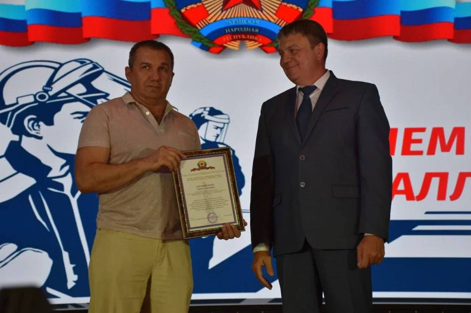 Леонид Пасечник: Накануне Дня металлурга приехал в Алчевск, чтобы поздравить с профессиональным праздником работников Алчевского меткомбината ООО «Южный горно-металлургический комплекс» Леонид Пасечник: Накануне Дня металлурга приехал в Алчевск, чтобы поздравить с профессиональным праздником работников Алчевского меткомбината ООО «Южный горно-металлургический комплекс»