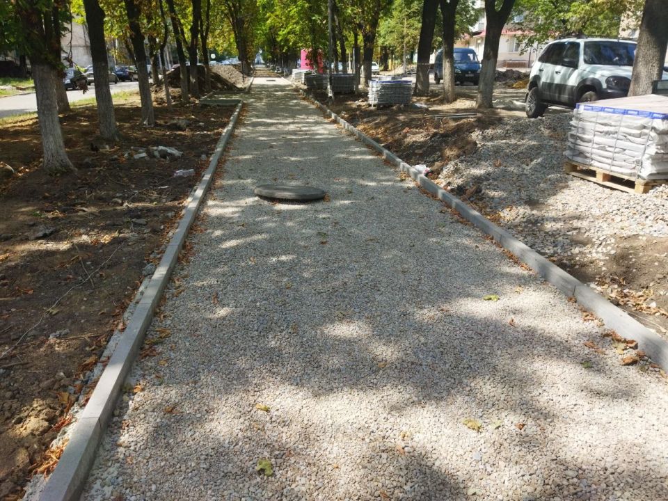 Ровеньках продолжаются работы по благоустройству аллеи по улице Ленина Ровеньках продолжаются работы по благоустройству аллеи по улице Ленина
