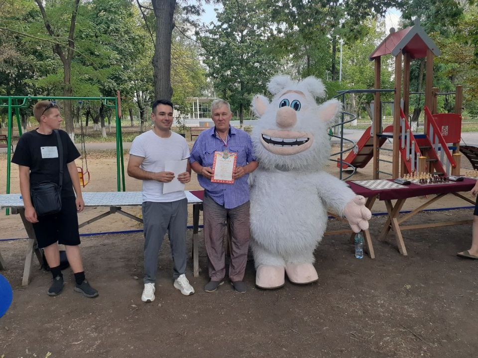 В Краснодоне состоялся турнир по шахматам среди детей и взрослых, посвящённый Международному дню шахмат В Краснодоне состоялся турнир по шахматам среди детей и взрослых, посвящённый Международному дню шахмат