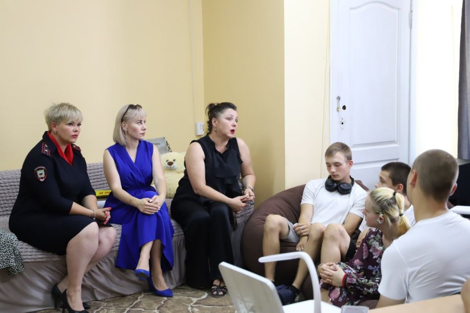 Детский омбудсмен совместно с представителями республиканского МВД и Сбербанка в рамках акции «Безопасное детство» встретились с воспитанниками Семейного центра ЛНР Детский омбудсмен совместно с представителями республиканского МВД и Сбербанка в рамках акции «Безопасное детство» встретились с воспитанниками Семейного центра ЛНР