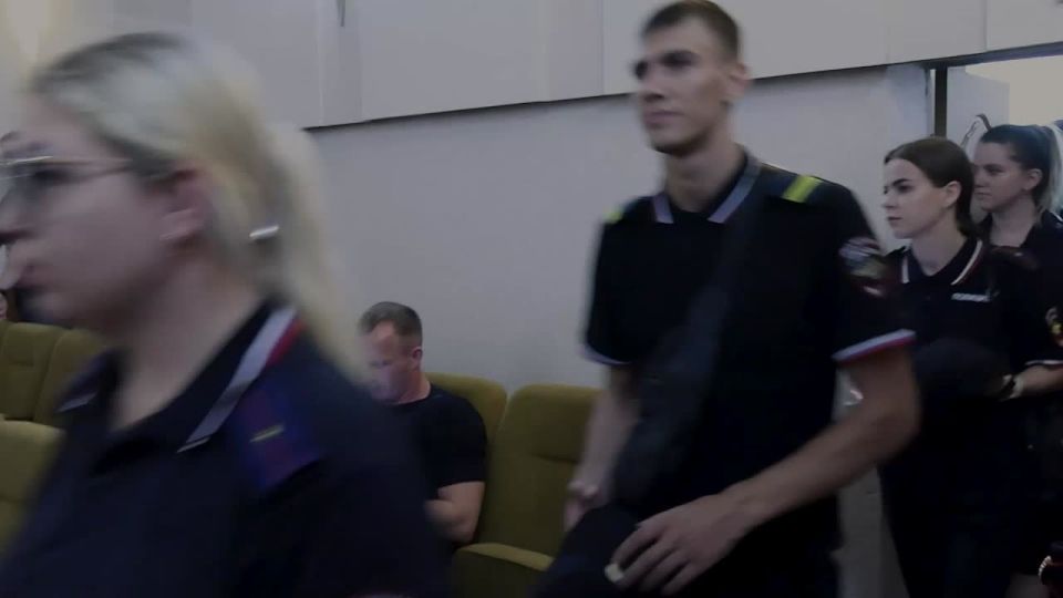 Артисты КЦ двух регионов организовали концерт для стражей правопорядка в Краснодоне