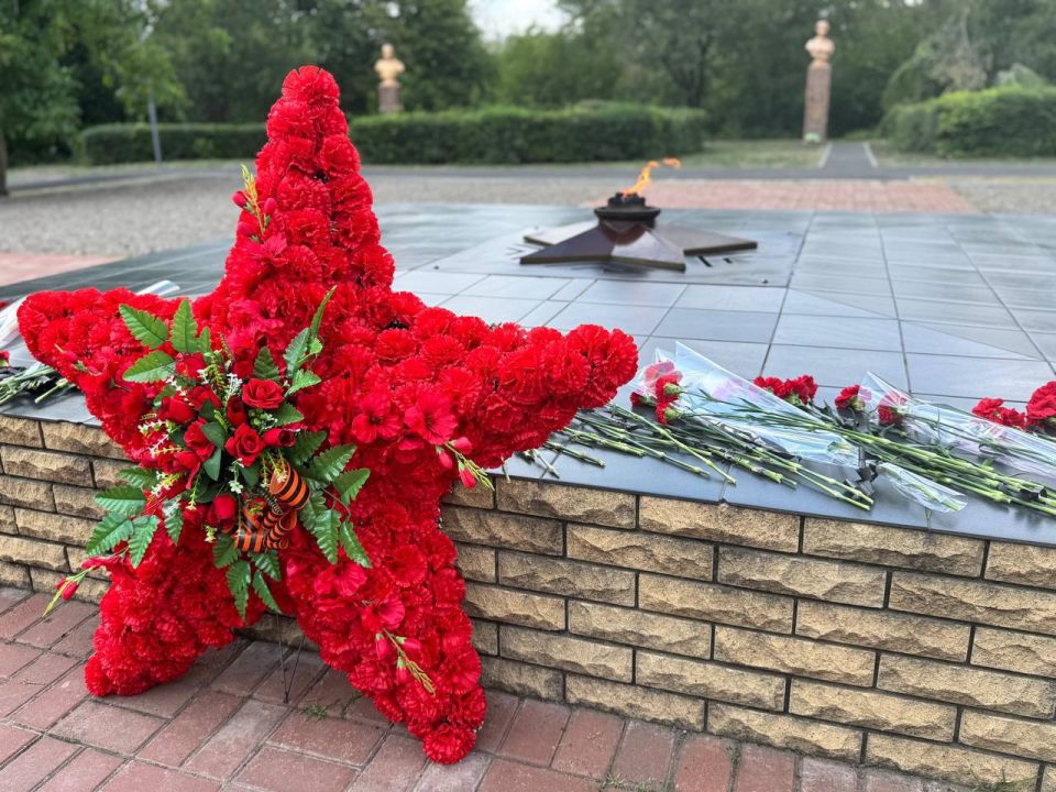 Славяносербск передал «Венок Славы» Красному Лучу Славяносербск передал «Венок Славы» Красному Лучу
