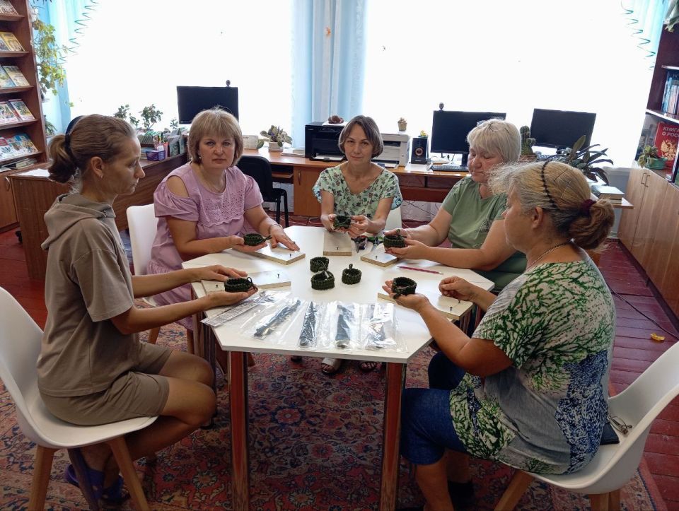 В селе Бараниковка, после завершения мастер-класса по плетению "Браслетов выживания", организованного в рамках партийного проекта "Женское движение Единой России", участницы с энтузиазмом продолжают плести браслеты для нужд... В селе Бараниковка, после завершения мастер-класса по плетению "Браслетов выживания", организованного в рамках партийного проекта "Женское движение Единой России", участницы с энтузиазмом продолжают плести браслеты для нужд...