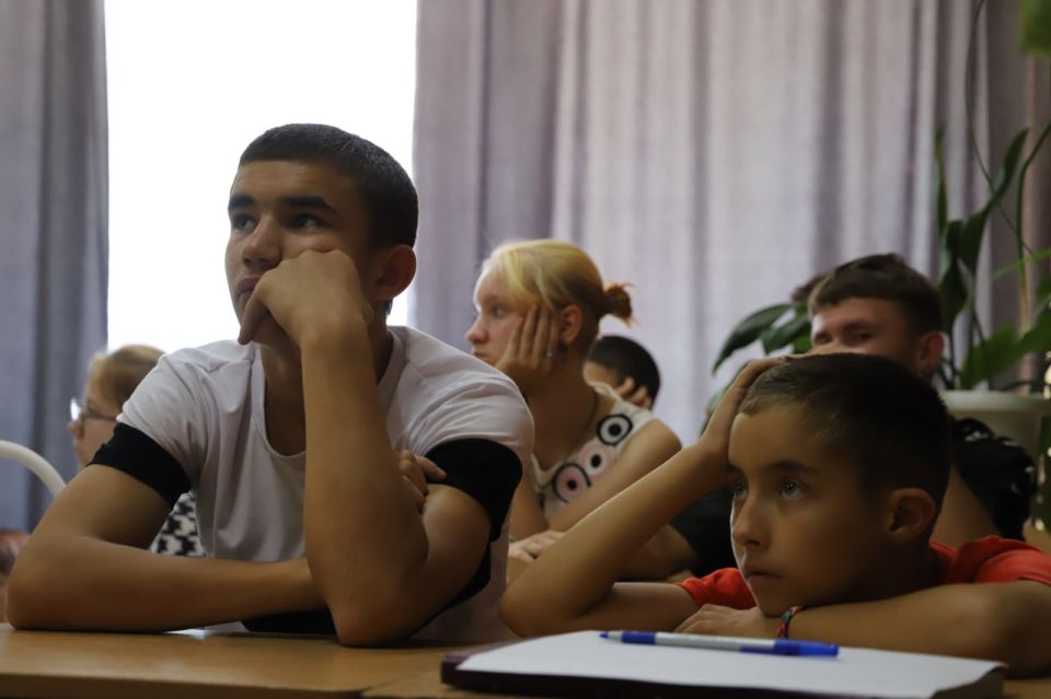 Детский омбудсмен совместно с представителями республиканского МВД и Сбербанка в рамках акции «Безопасное детство» встретились с воспитанниками Семейного центра ЛНР Детский омбудсмен совместно с представителями республиканского МВД и Сбербанка в рамках акции «Безопасное детство» встретились с воспитанниками Семейного центра ЛНР