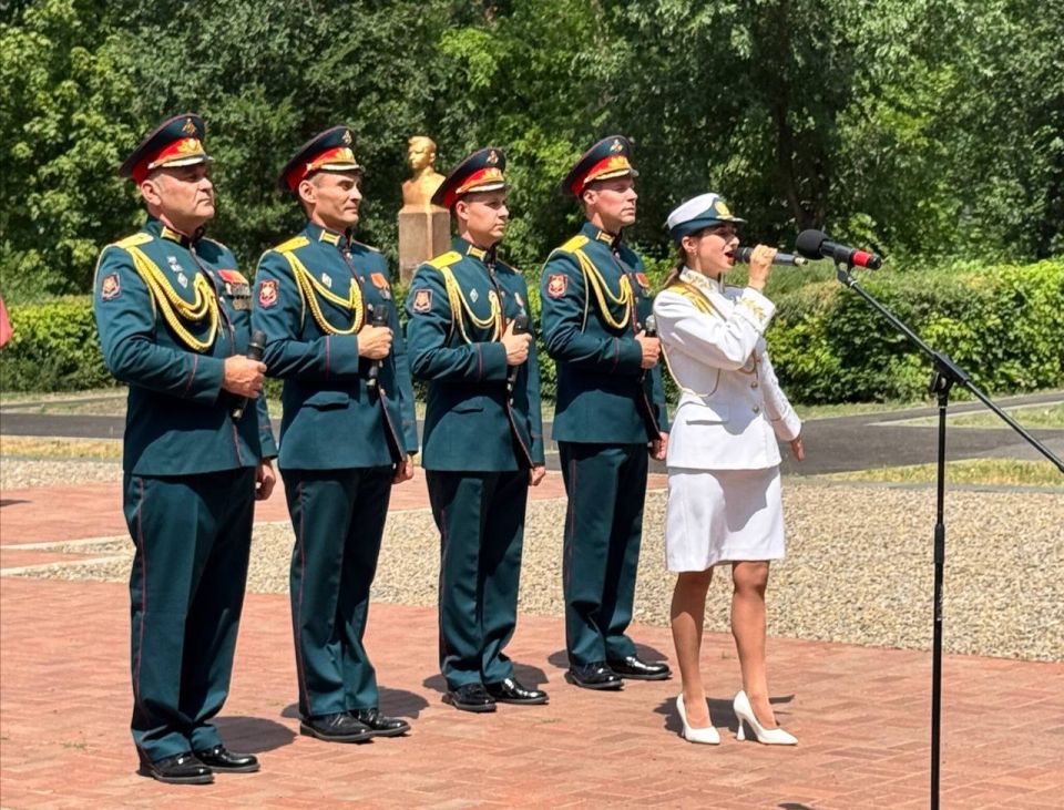 Славяносербск передал «Венок Славы» Красному Лучу Славяносербск передал «Венок Славы» Красному Лучу