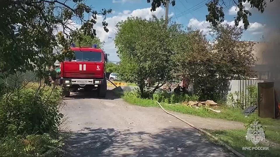 Спасатели МЧС России ликвидировали крупный пожар в Свердловске