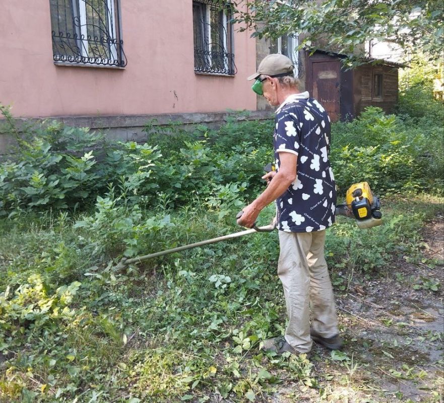 Коммунальные службы проводят работы на территории города Коммунальные службы проводят работы на территории города