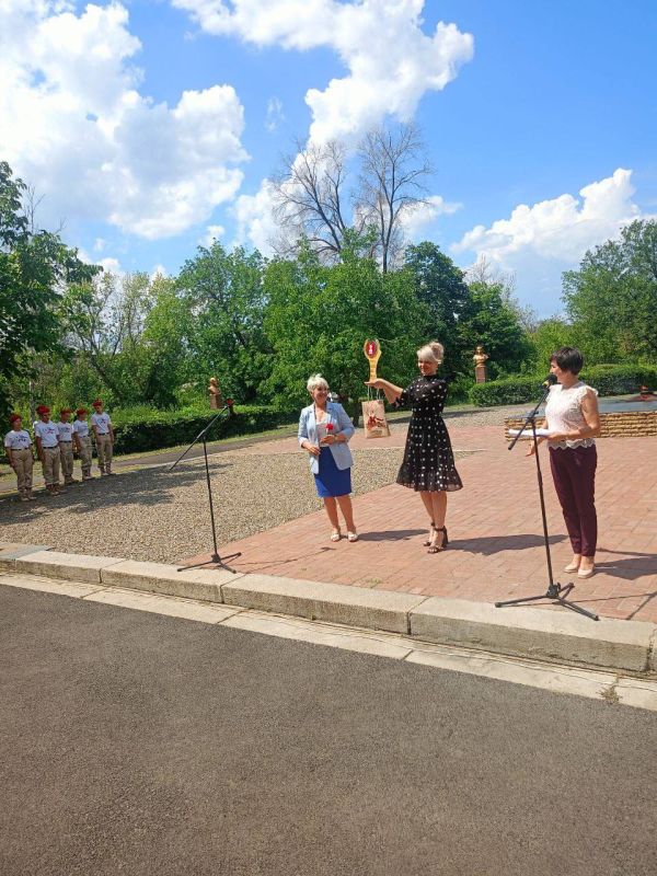 Славяносербск передал «Венок Славы» Красному Лучу Славяносербск передал «Венок Славы» Красному Лучу