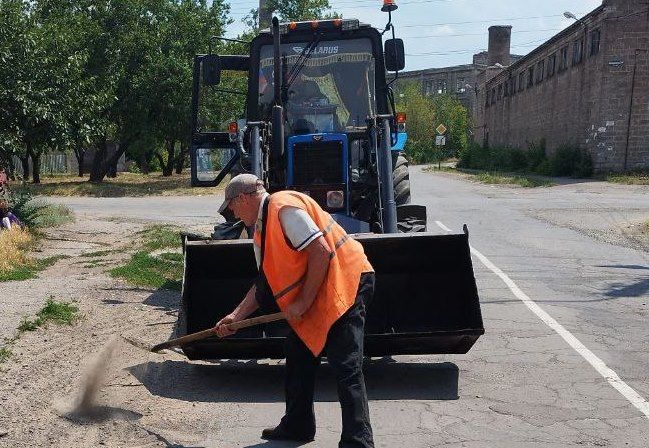 Коммунальные службы проводят работы на территории города Коммунальные службы проводят работы на территории города