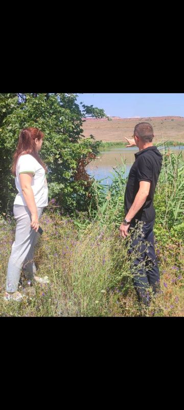 Сотрудники отдела чрезвычайных ситуаций, охраны труда и окружающей природной среды Администрации городского округ город Ровеньки продолжают обследовать гидротехнические сооружения обеспечивающие функционирование пруда, на... Сотрудники отдела чрезвычайных ситуаций, охраны труда и окружающей природной среды Администрации городского округ город Ровеньки продолжают обследовать гидротехнические сооружения обеспечивающие функционирование пруда, на...