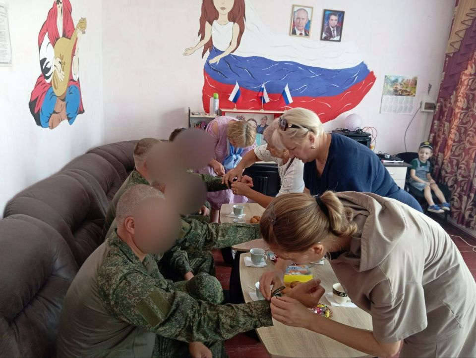 В селе Бараниковка, после завершения мастер-класса по плетению "Браслетов выживания", организованного в рамках партийного проекта "Женское движение Единой России", участницы с энтузиазмом продолжают плести браслеты для нужд... В селе Бараниковка, после завершения мастер-класса по плетению "Браслетов выживания", организованного в рамках партийного проекта "Женское движение Единой России", участницы с энтузиазмом продолжают плести браслеты для нужд...