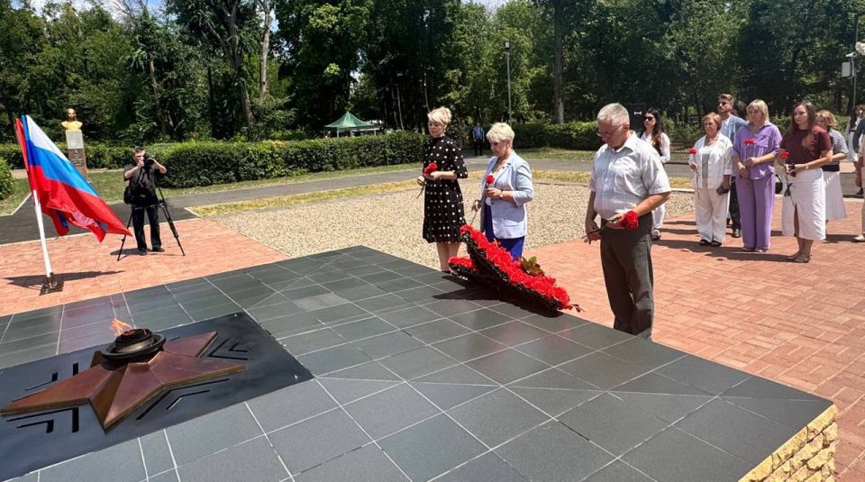 Славяносербск передал «Венок Славы» Красному Лучу Славяносербск передал «Венок Славы» Красному Лучу