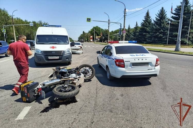 В ЛНР росгвардеец оказал помощь пострадавшему в ДТП мотоциклисту