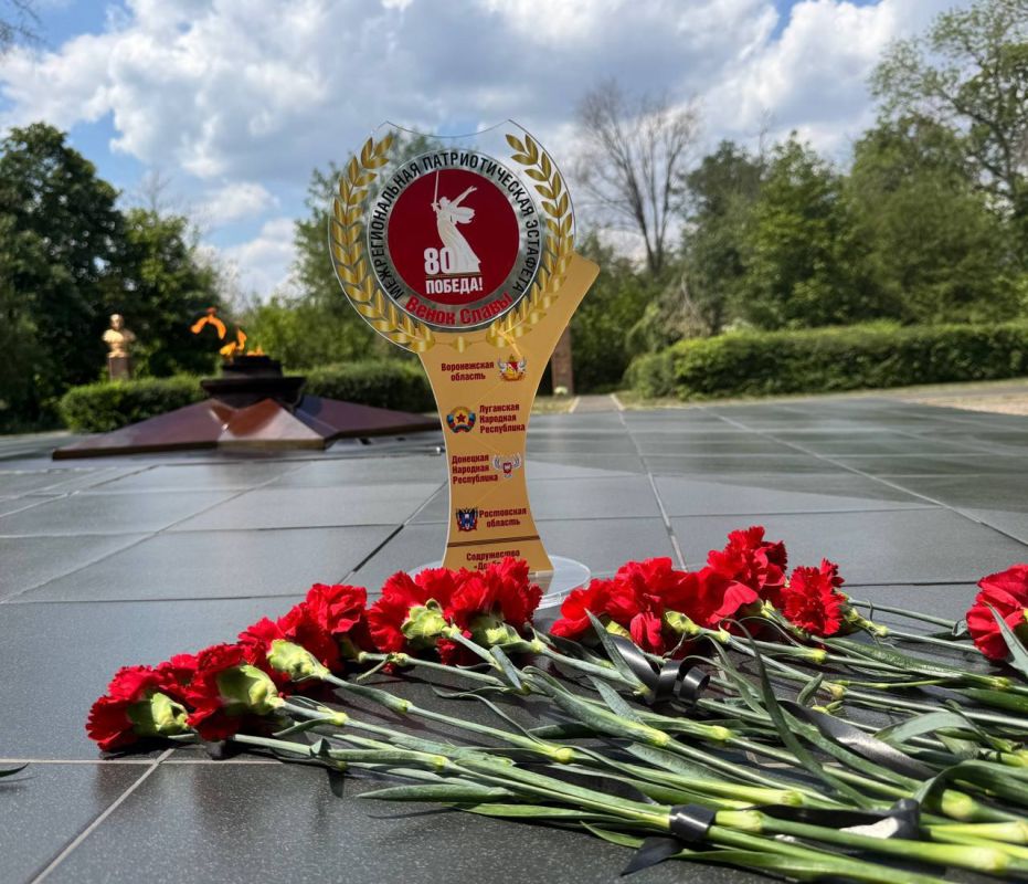 Славяносербск передал «Венок Славы» Красному Лучу Славяносербск передал «Венок Славы» Красному Лучу