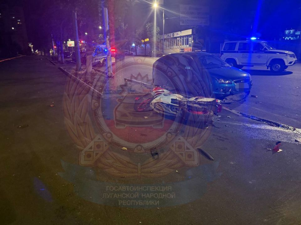 В Луганске сотрудники полиции проводят проверку по факту ДТП с участием несовершеннолетнего мотоциклиста
