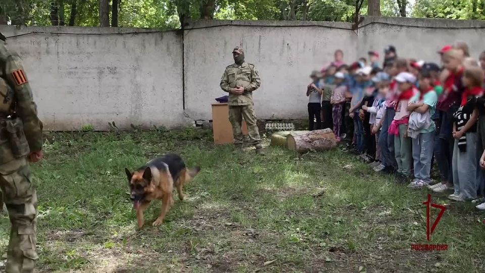 Росгвардейцы провели занятия для юных луганчан