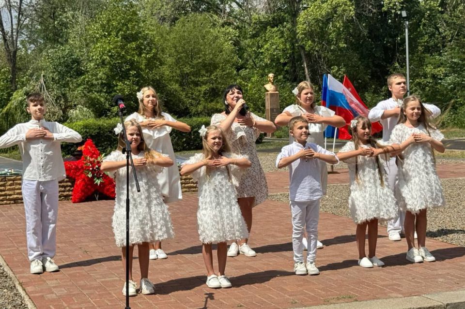 В Красном Луче торжественно встретили эстафету «Венок Славы» В Красном Луче торжественно встретили эстафету «Венок Славы»