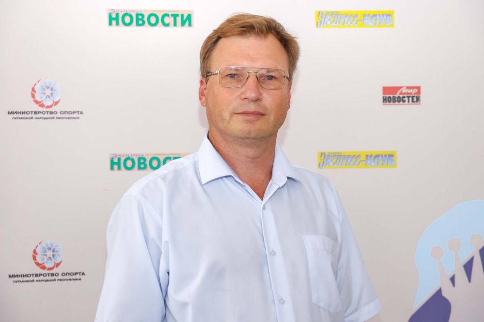 Красота дороже победы: как в ЛНР возрождается школа шахмат О луганских спортсменках всегда говорили, что у нас очень сильные девочки. А секрет был прост — они всегда играли в мужских турнирах, а играя с более сильным, ты сам... Красота дороже победы: как в ЛНР возрождается школа шахмат О луганских спортсменках всегда говорили, что у нас очень сильные девочки. А секрет был прост — они всегда играли в мужских турнирах, а играя с более сильным, ты сам...
